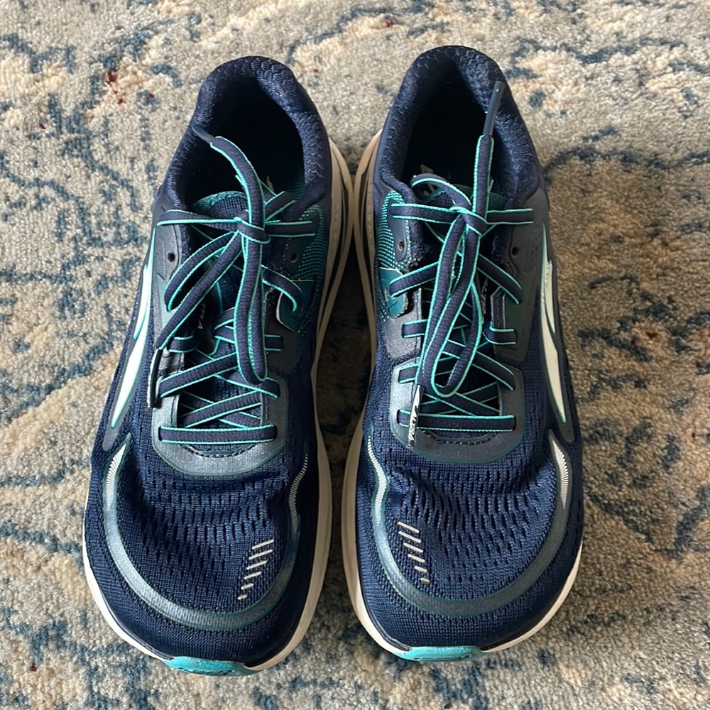 Like new Altra Paradigm running shoes.